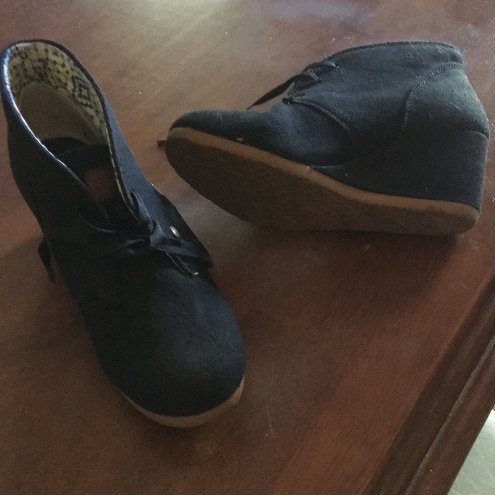 Lace wedge